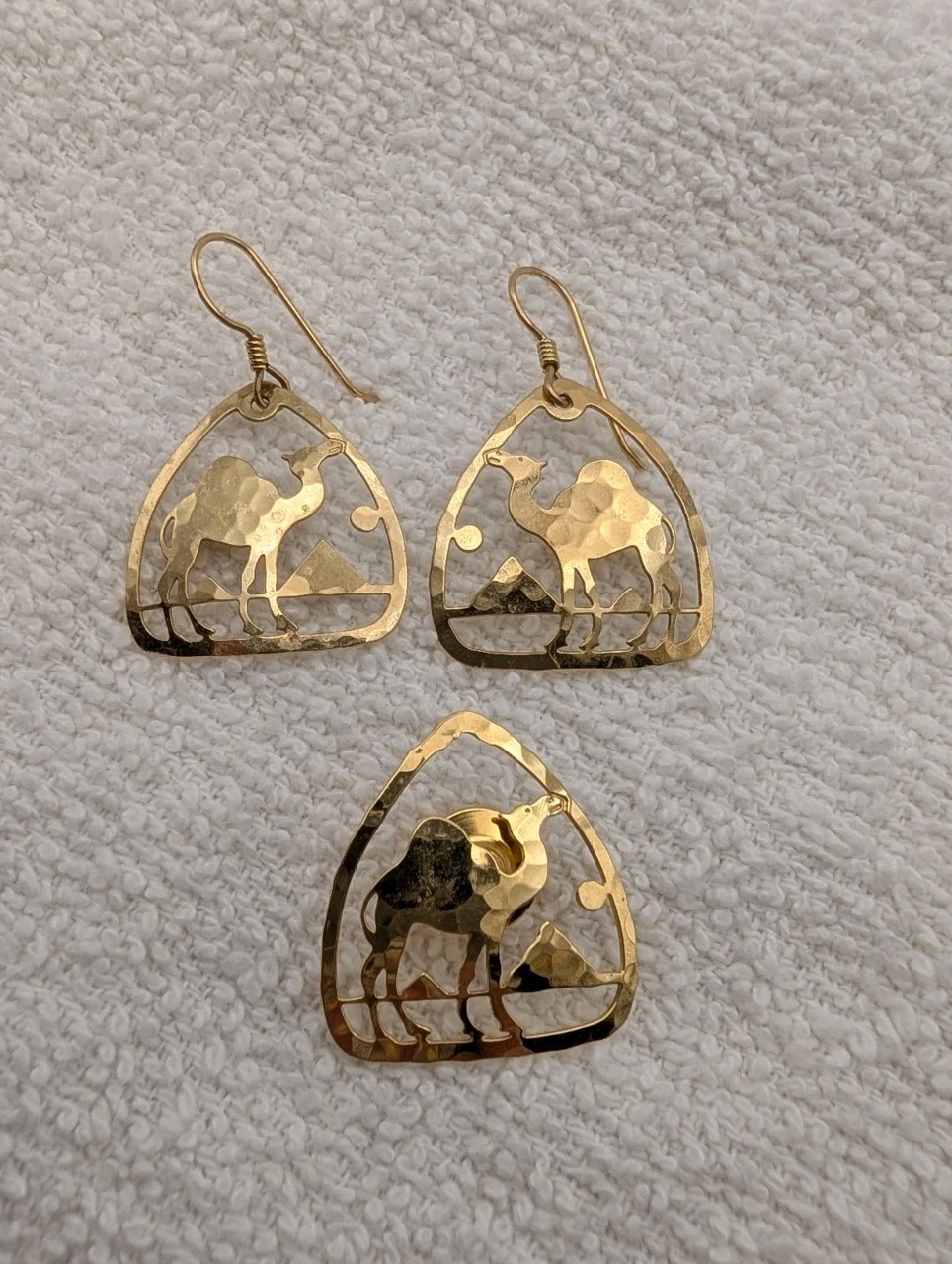 Wild Byrde Gold Tone Camel W Pyramids Triangle Drop Earrings & Pin / Tack