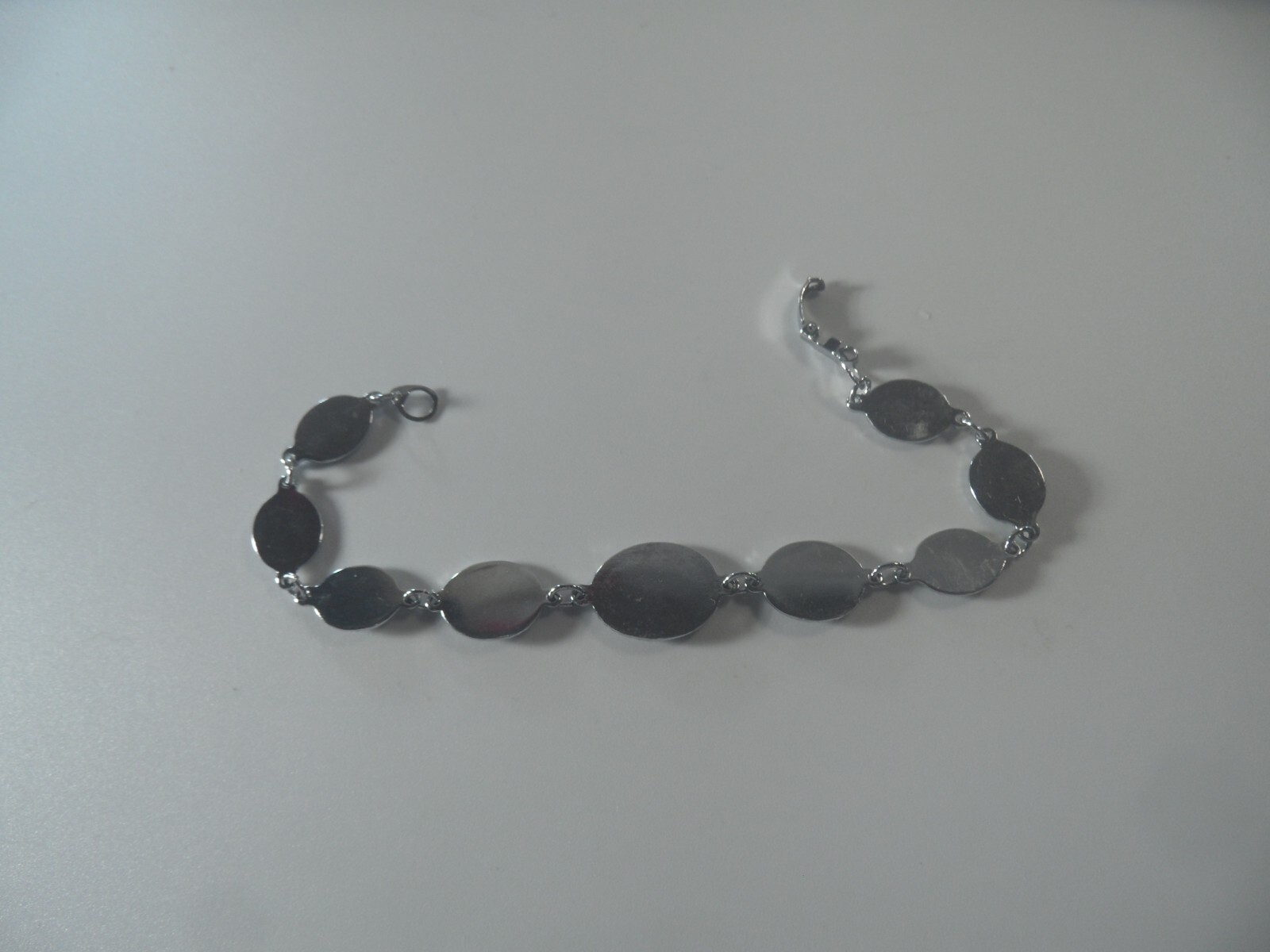 D2- 47 costume jewelry 7″ bracelet silvertone with faux abalone design