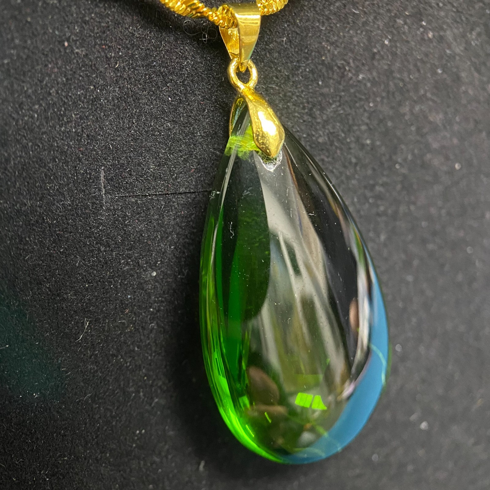 Emerald-Tone Teardrop Pendant – Gold Tone, Polished Solitaire Design