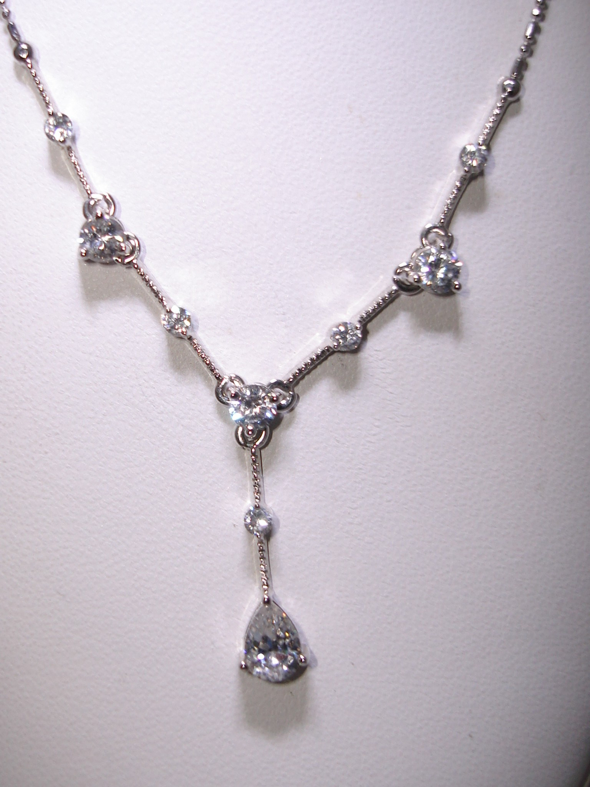 BEAUTIFUL SILVER APPROX. 1+ CTW SPARKLING DQ CZ PENDANT NECKLACE!