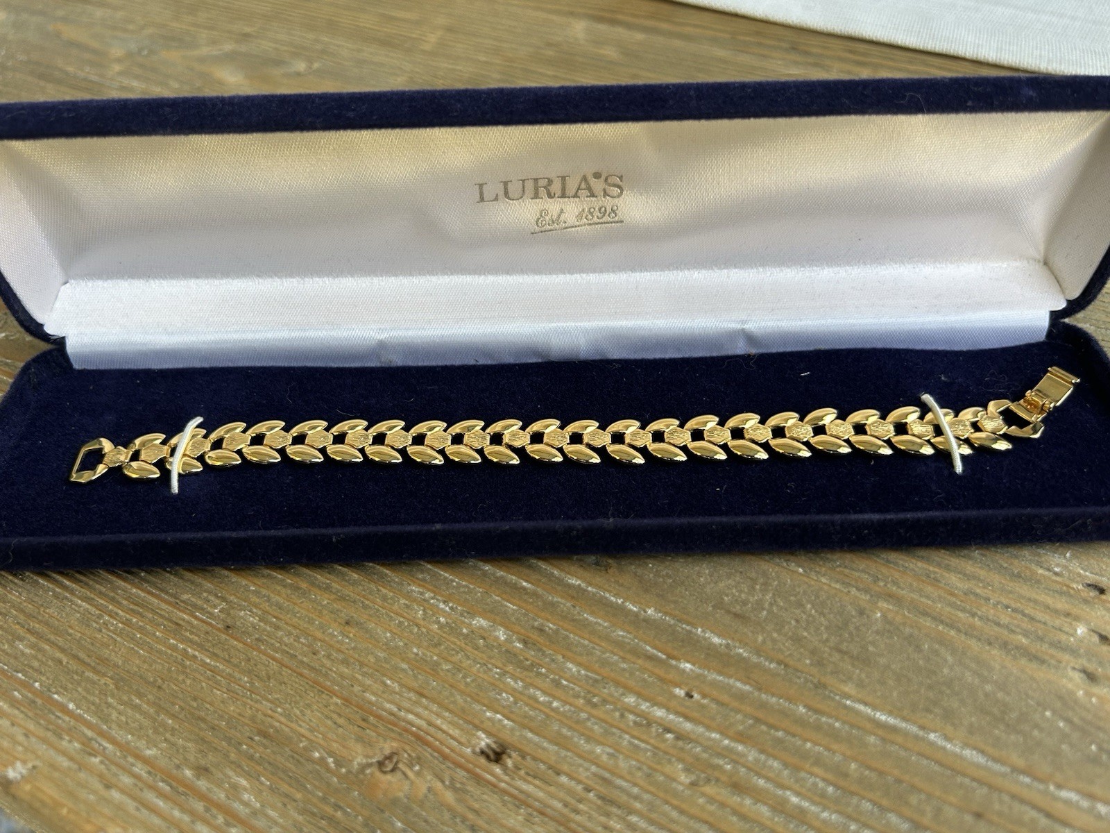 Luria’s 18kt Gold Plated Women’s Bracelet with Clasp 7″