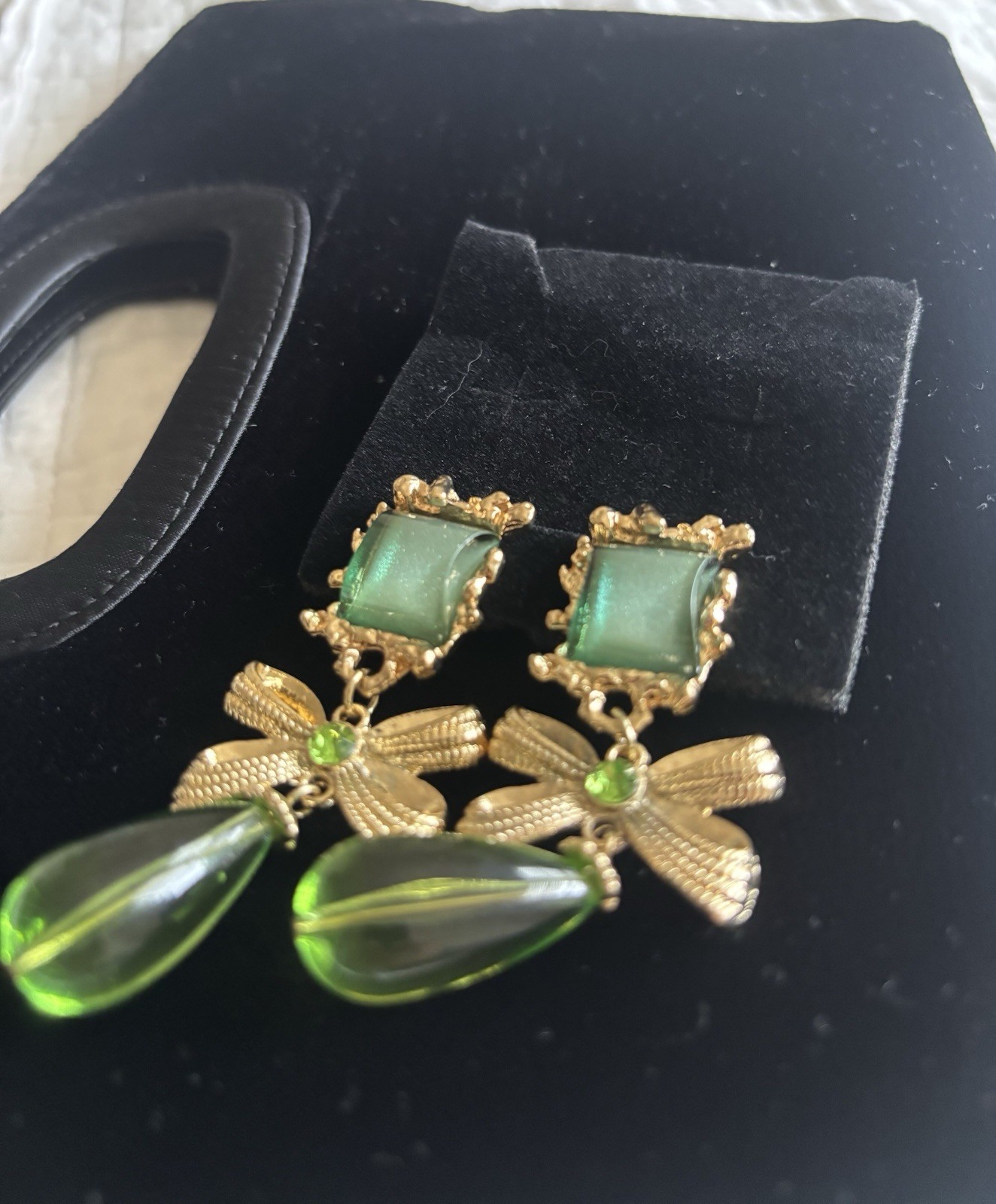 Gold Tone Metal Bow Dangle/Drop Earrings for Lobe Green Teardrop Drops No Stone