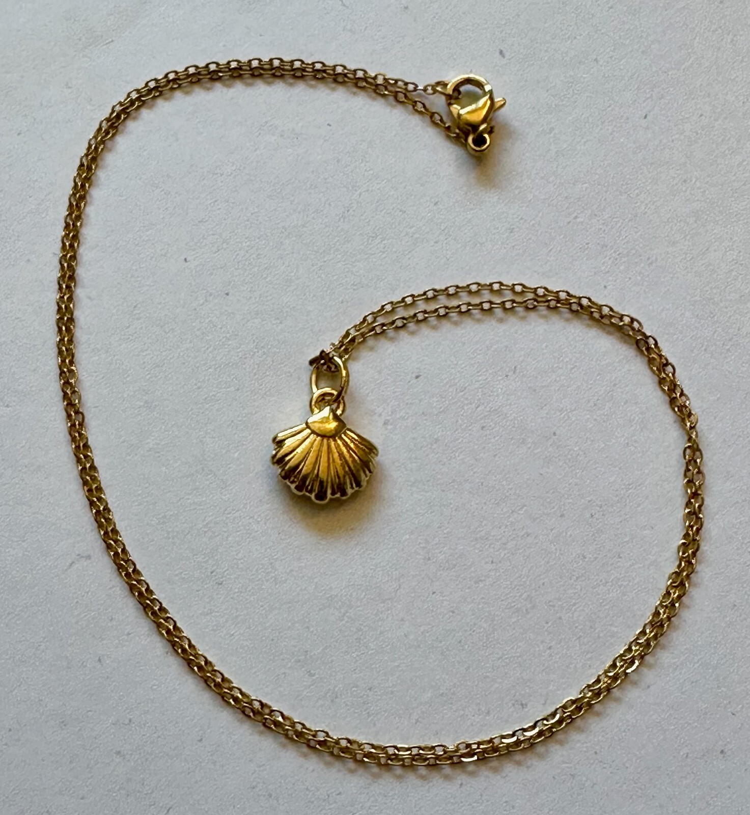 VINTAGE SEASHELL SEA SHELL CHARM 1/4 OF 1″ GOLD TONE METAL NECKLACE 18″ GP