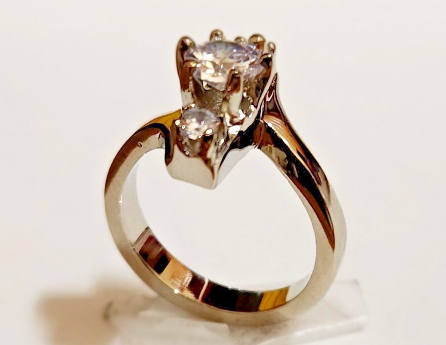 New Lady’s Women’s Girl’s Rhodium Plated 3 Clear Round CZ’s Fashion Ring Size 7