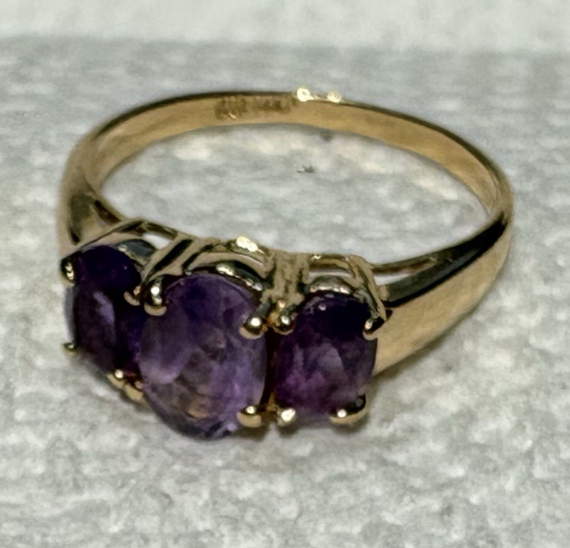 14K Plumb Gold Natural 3-Stone Amethyst Oval Trilogy Ring size 6.75, 3 grams