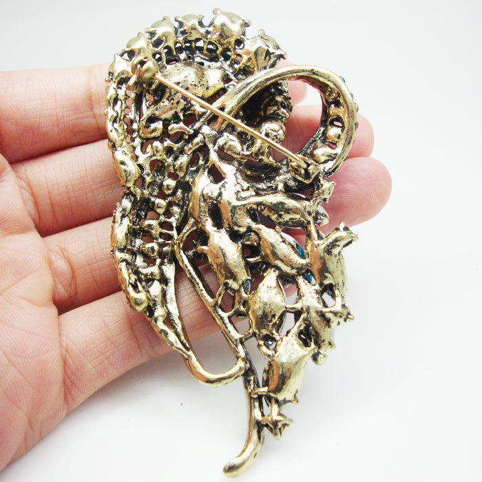 Austria Crystal Elegant Flowers Cluster Gold-tone Brooch Pin Green Jewelry