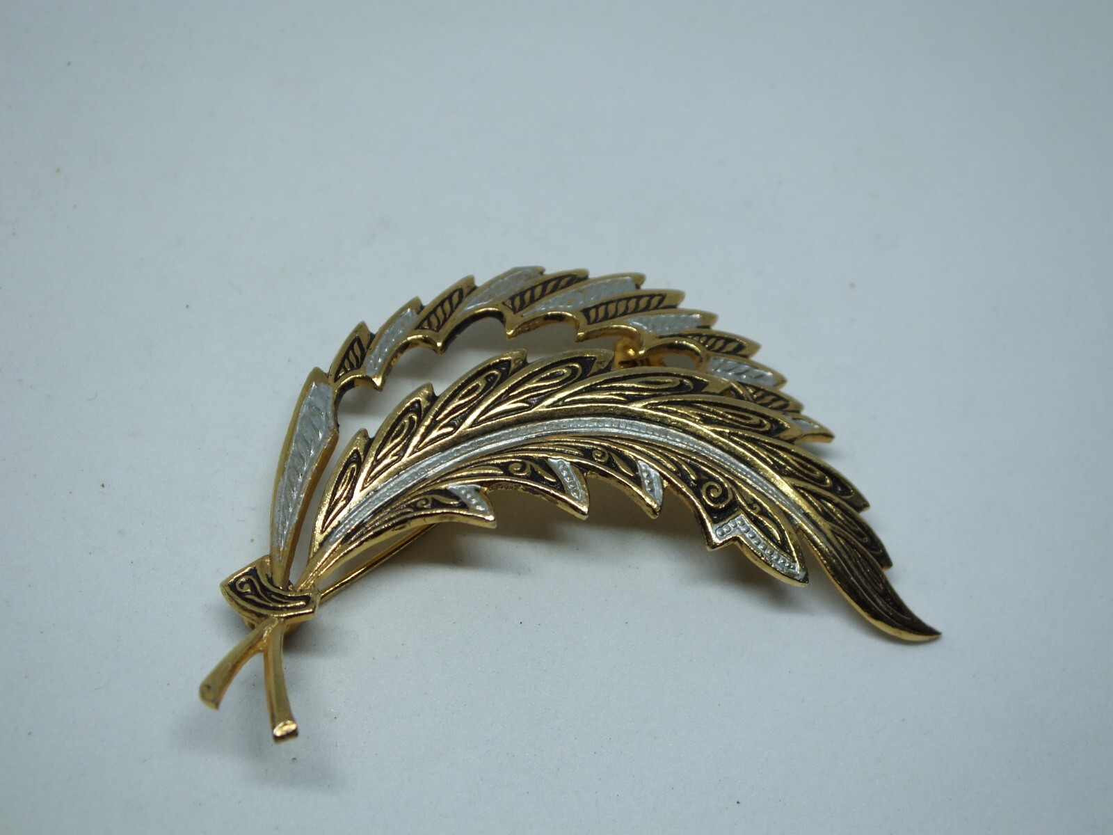 Stunning Brooch Pin Gold Tone Leaf Signed SPAIN Silver Black Accents 2 1/4×1 3/4
