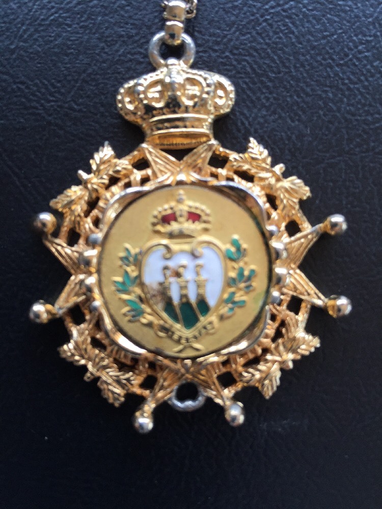 Nettie Rosenstein Vintage unique Royal Crown Pendent Necklace