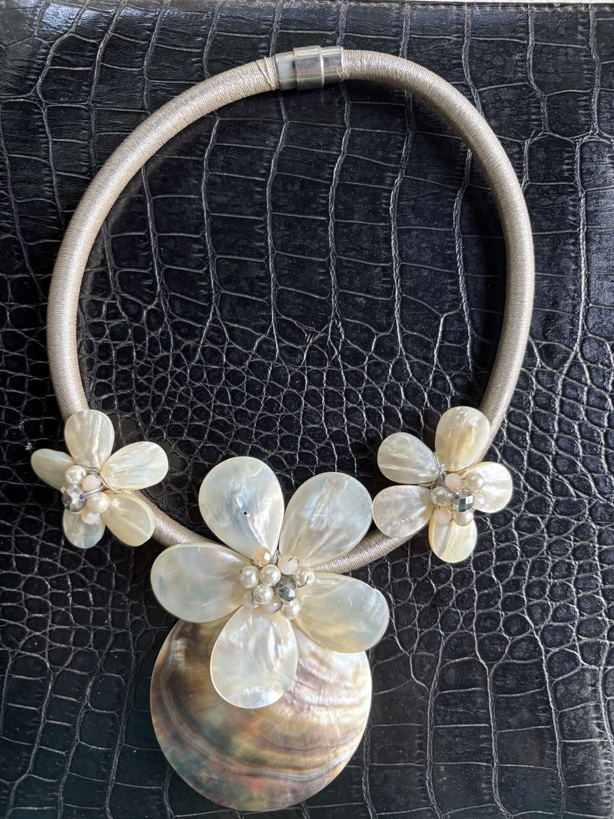 Gardenia Mother Of Pearl Choker Necklace Floral Seashell Faux Pearl Silvertone