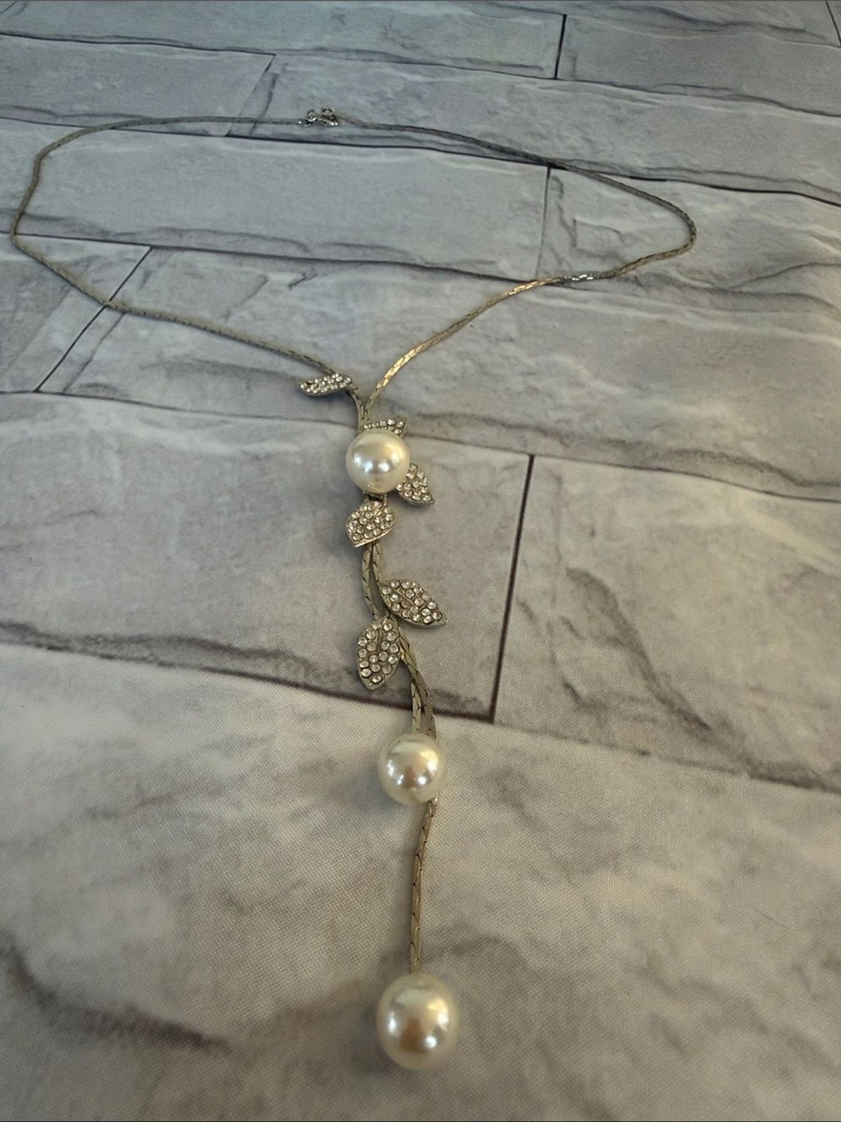 VTG lariat-style necklace adorned with faux pearls and rhinestone leaf pendants