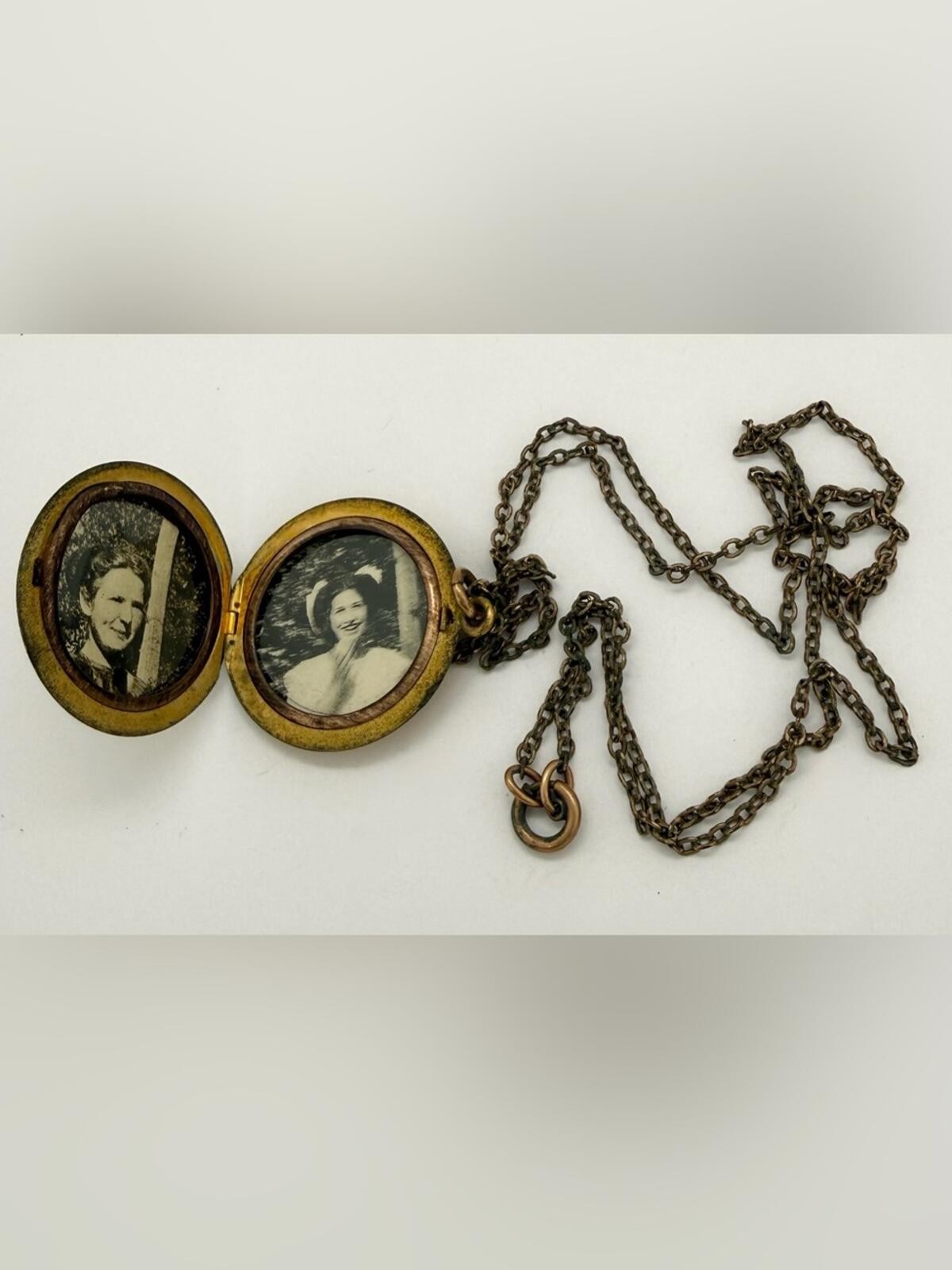 Vintage Brass Gold Tone Photo Locket Necklace Antique Picture 24 in chain