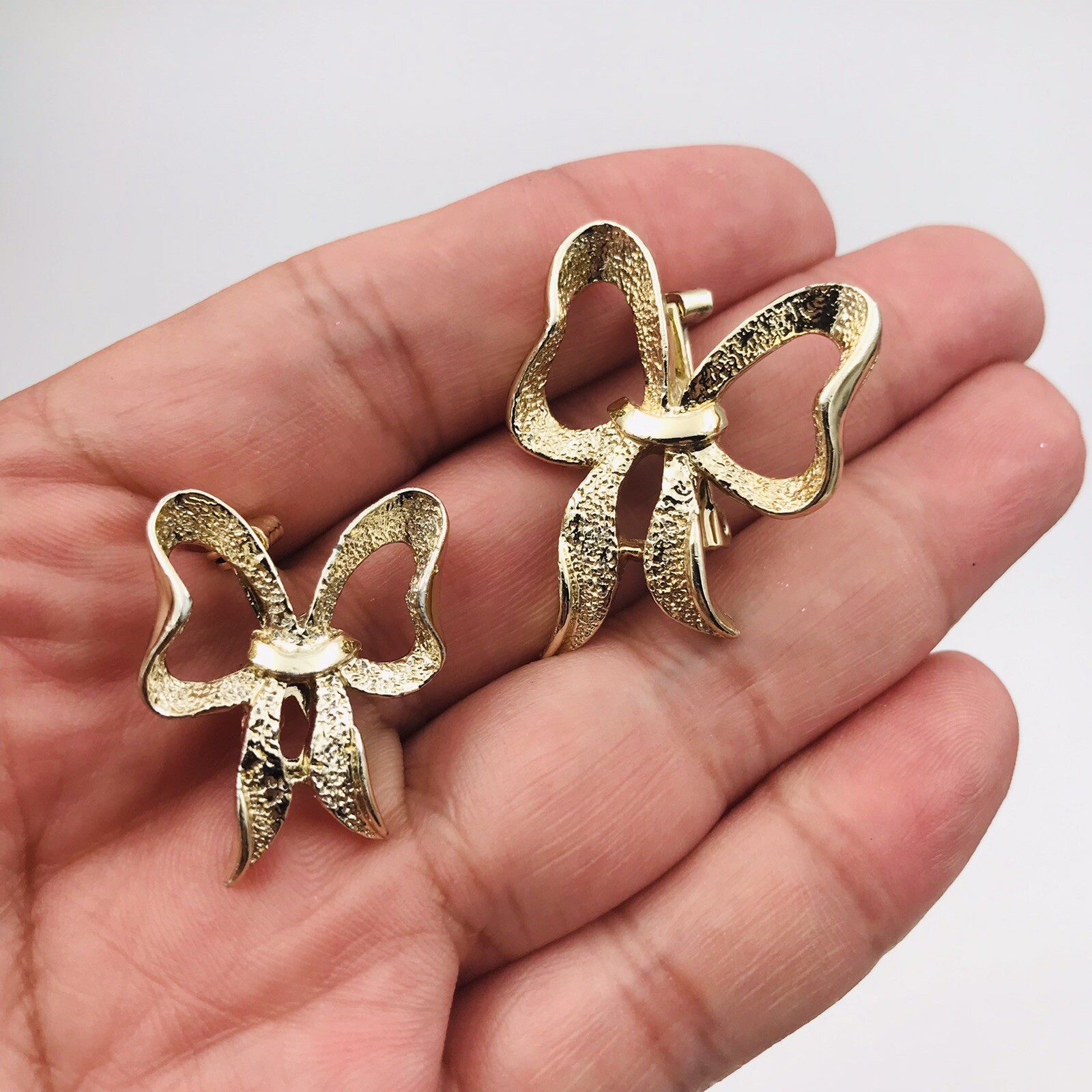 Two (2) Gerrys Signed Silver Tone Ribbons Pin Brooches 1 1/4″x1″ & 1 1/8″x7/8″