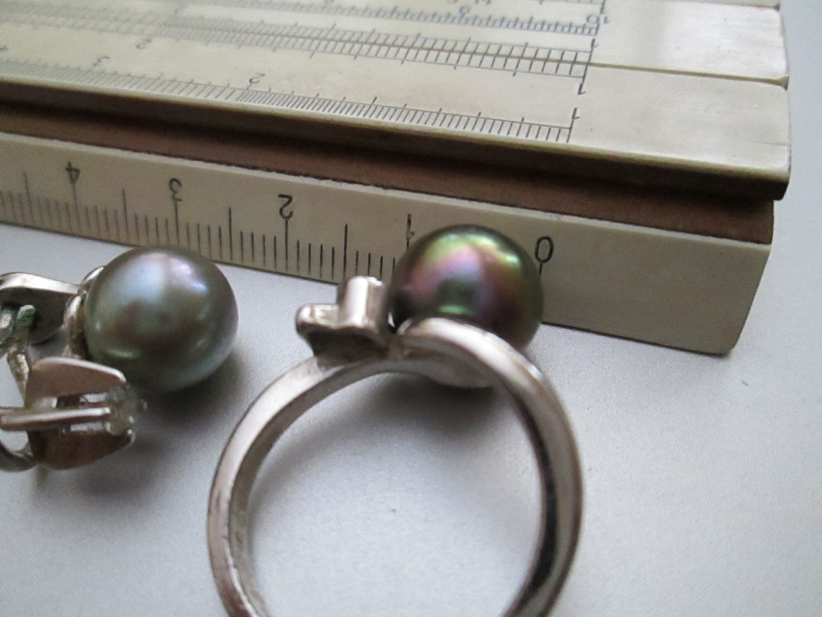 perl 10 mm grey,ring with white topaz