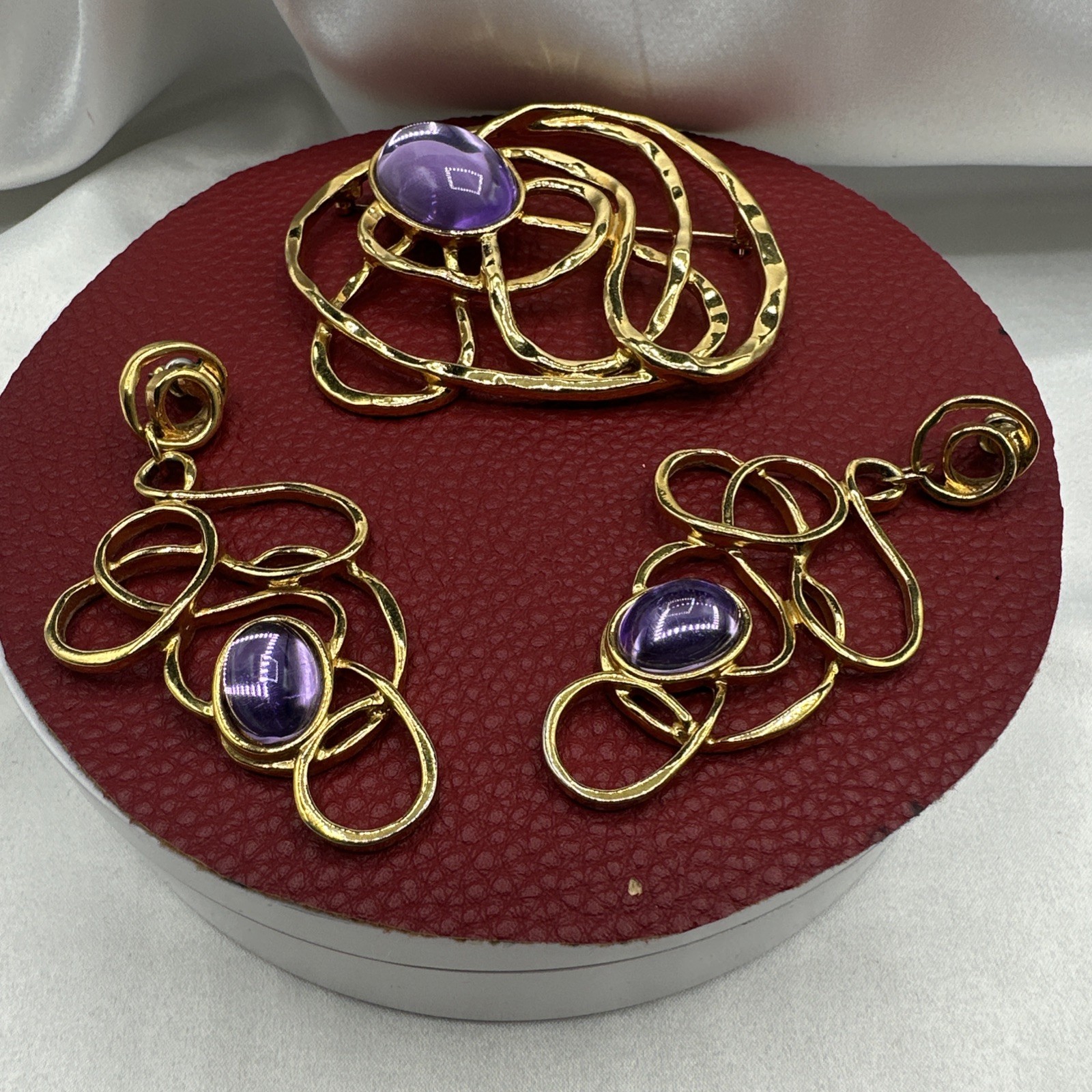 ‘92 Avon Swirl Wire Gold Tone Brooch and Earrings Set. Mint condition. See pics.