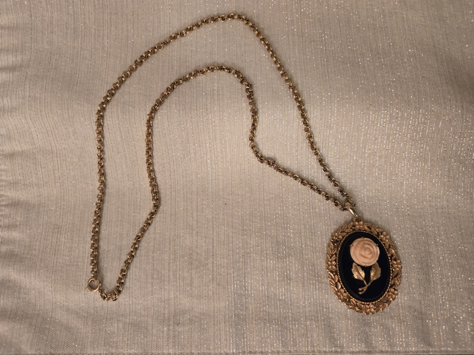 Vintage 1973 Avon “Serena Rose” mirror pendant necklace