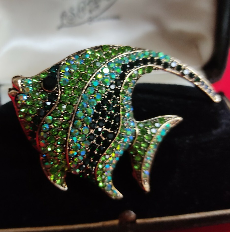 Green Crystal Rhinestone Tropical Angel Fish Brooch Pin Silver Tone Jewellery