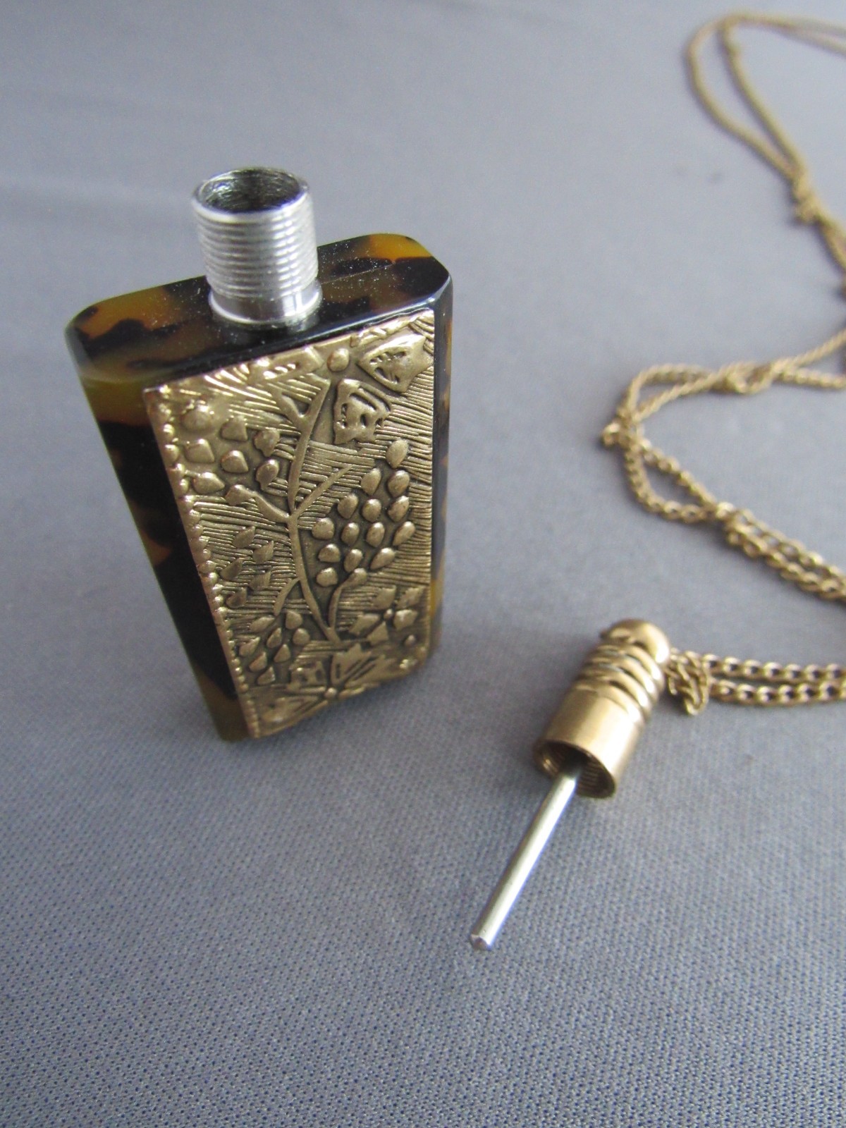 VINTAGE CABI GOLD TONE FAUX TORTOISE SHELL PERFUME BOTTLE PENDANT NECKLACE