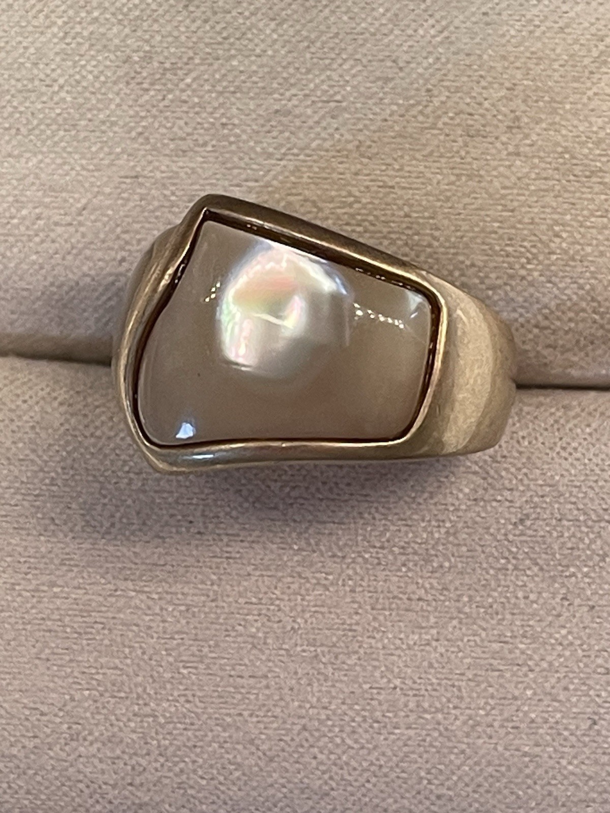 Lia Sophia Retired Sunbeam Mother of Pearl inlay Gold-Tone Band Size 8