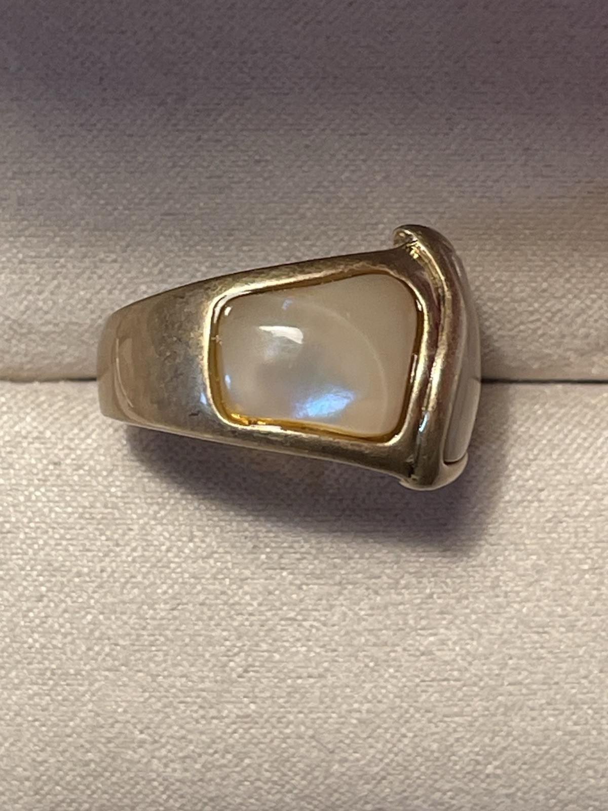 Lia Sophia Retired Sunbeam Mother of Pearl inlay Gold-Tone Band Size 8