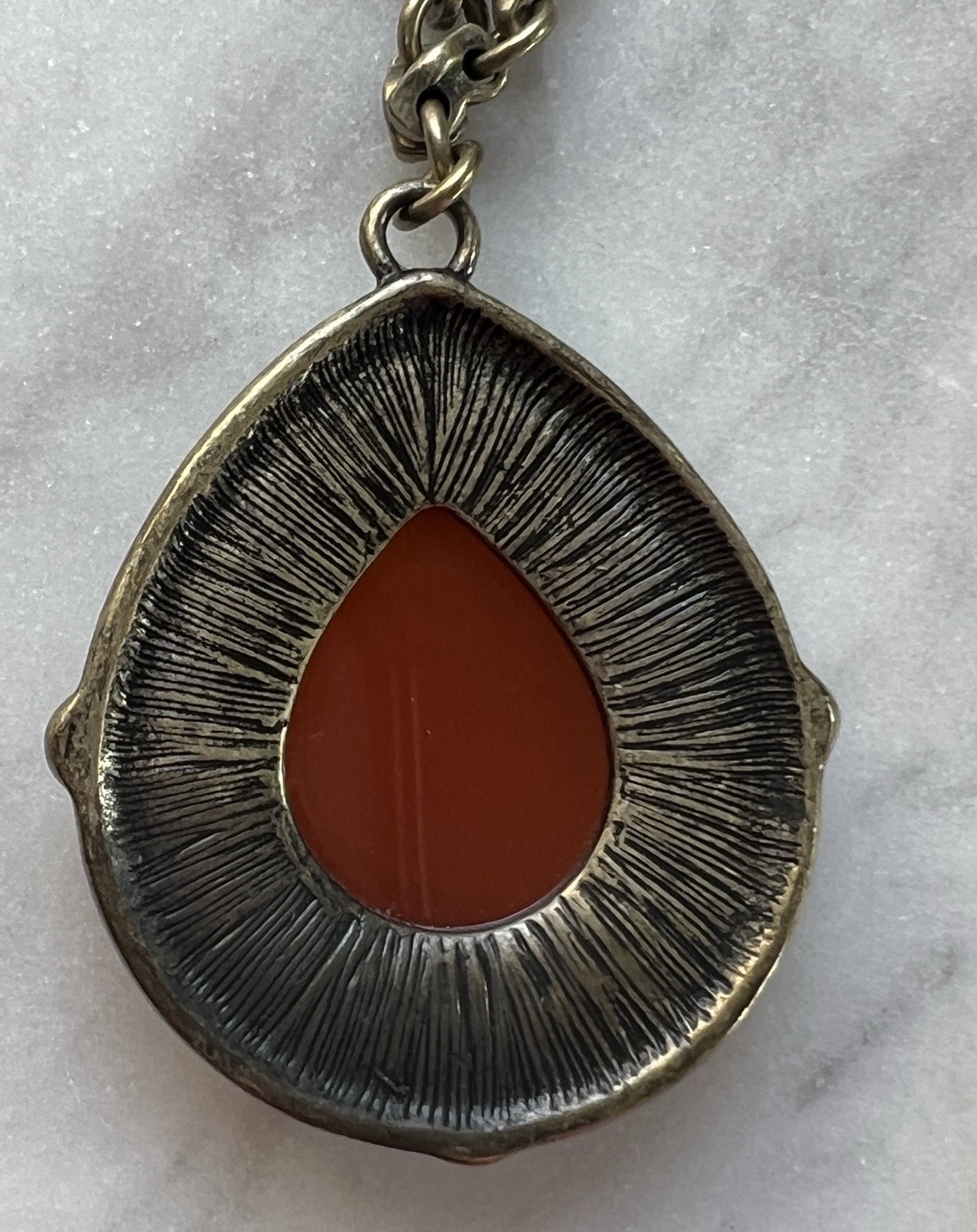 Jessica Simpson Peachy/Orange /Coral Lucite Pendant Bronze Tone Necklace 18”