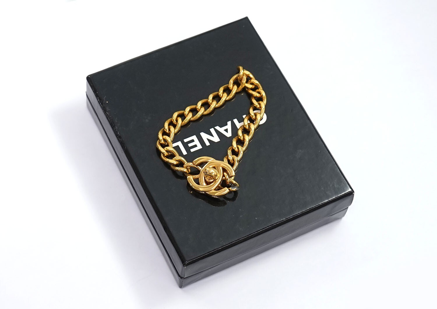 CHANEL CC Logo TurnLock Vintage Bracelet 6.7″ Gold Tone 96P Auth w/Box USED