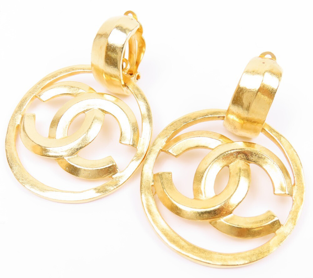 CHANEL CC Logos Round Dangle Earrings Gold Tone 96P Auth n1143