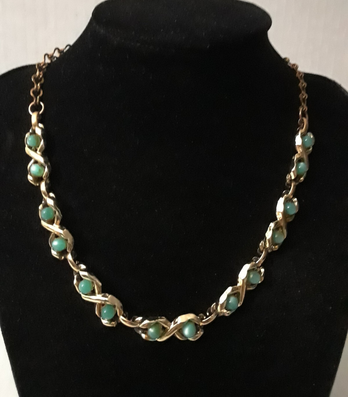 Vintage Choker 14 in Necklace with Fourteen Mint Green Stones Gold Tone