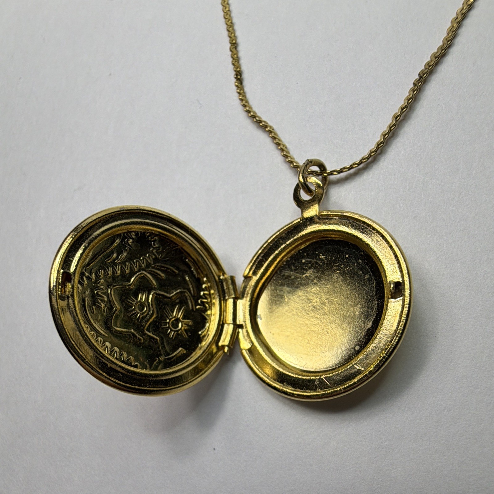 Gold Tone Round Floral Photo Locket Pendant Necklace Rope Chain Lobster