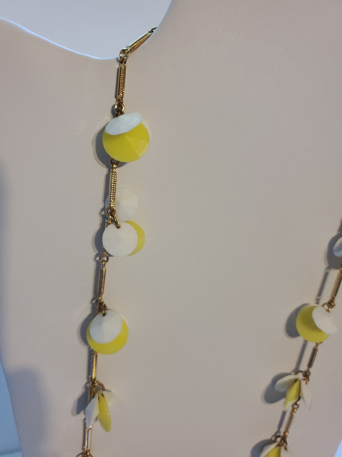 Necklace 29″ Long Yellow White Beads Clusters Gold Tone Links