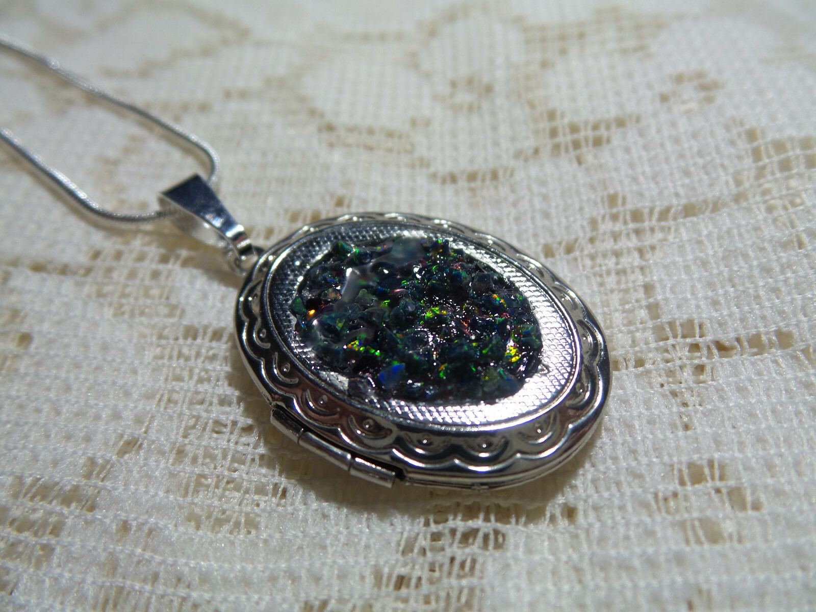 CRUSHED OPAL LOCKET (MAN MADE) 20″ CHAIN BLACK