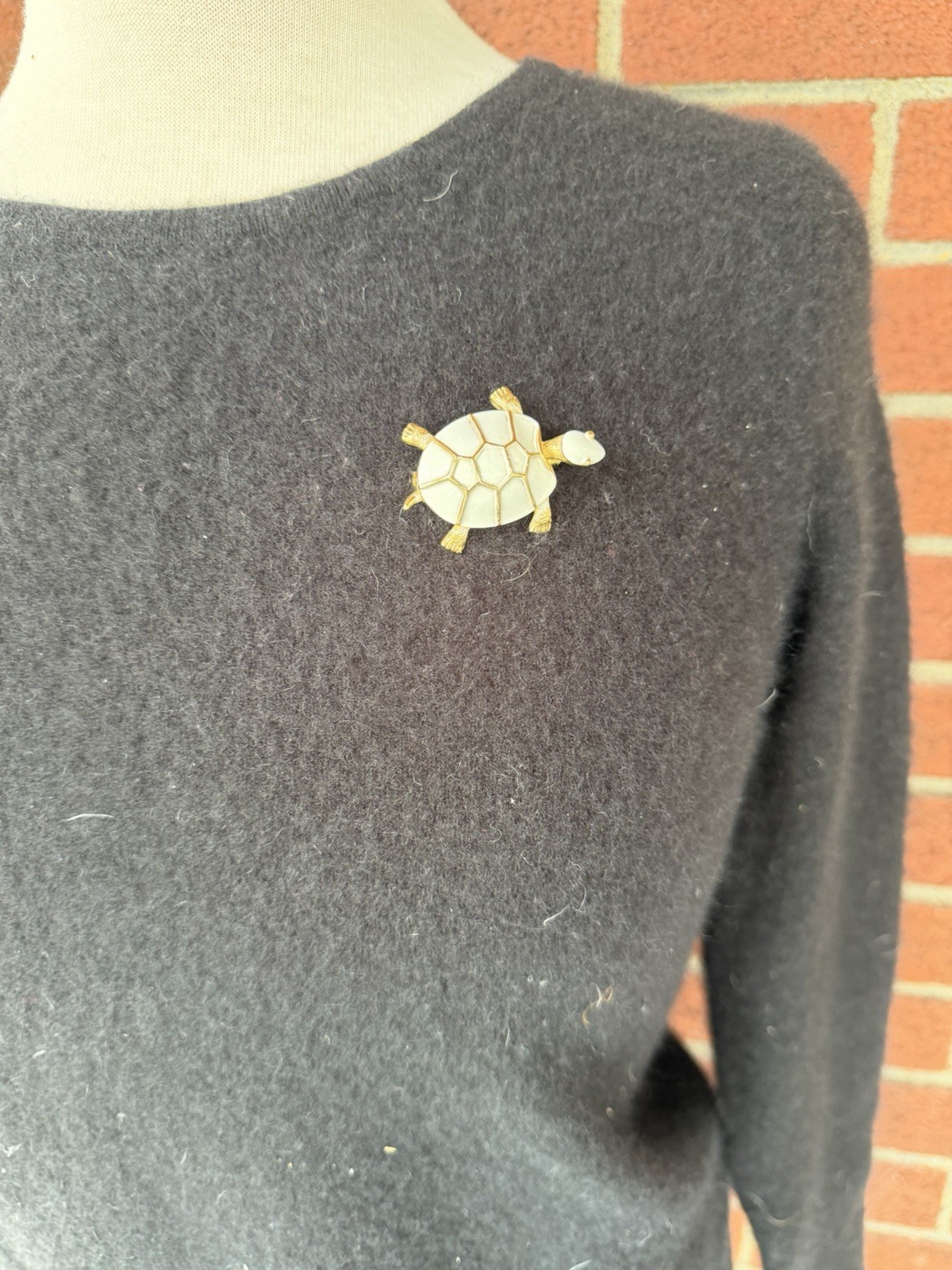Signed JJ Jonette White Enamel Turtle Tortoise Brooch Pin Gold Tone Vintage