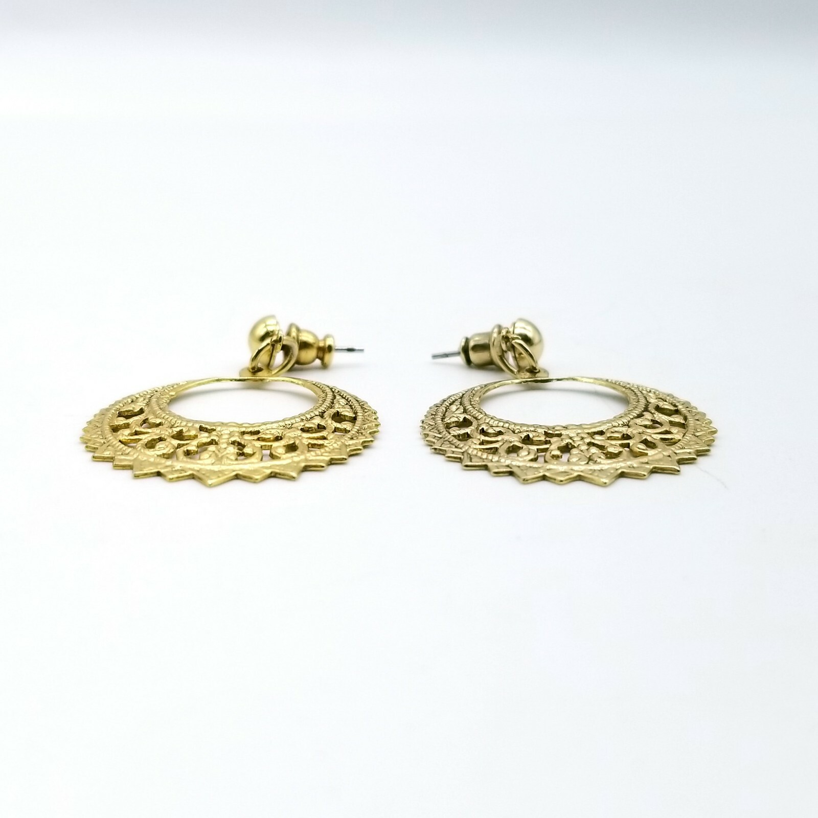 Round Scalloped Filigree Dangle Drop Earrings Goldtone Pierced Ear