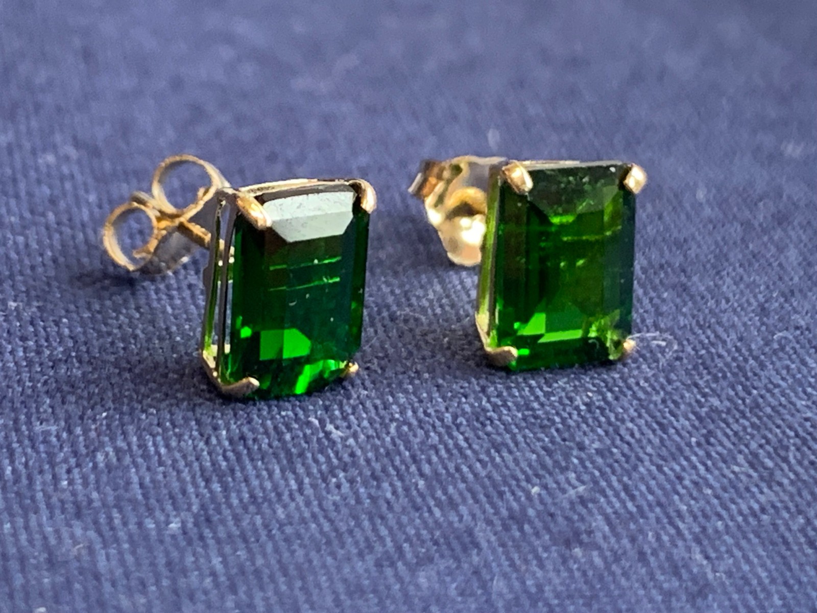 10K Yellow Gold Earrings .68g Fine Jewelry Baguette Emerald Look Studs *READ*