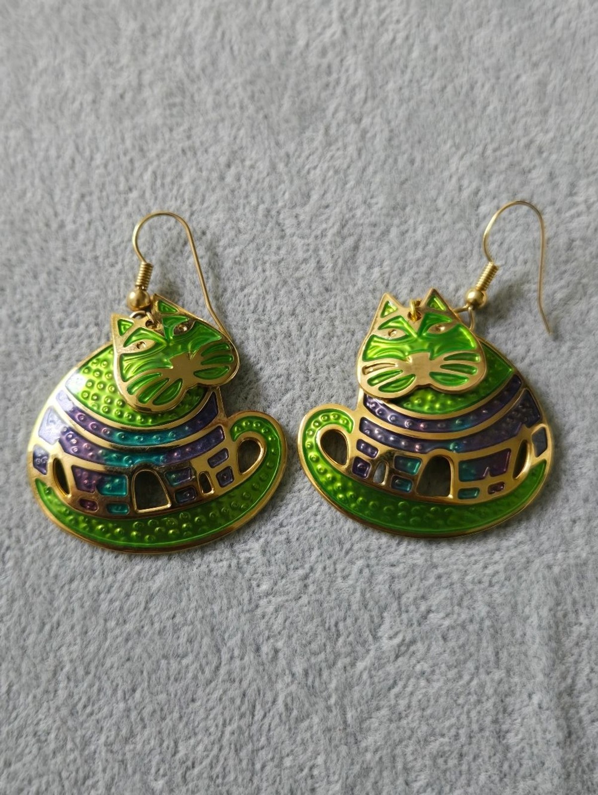 Berebi Cat Dangle Earrings Gradient Green Enamel Gold Tone Textured Vintage