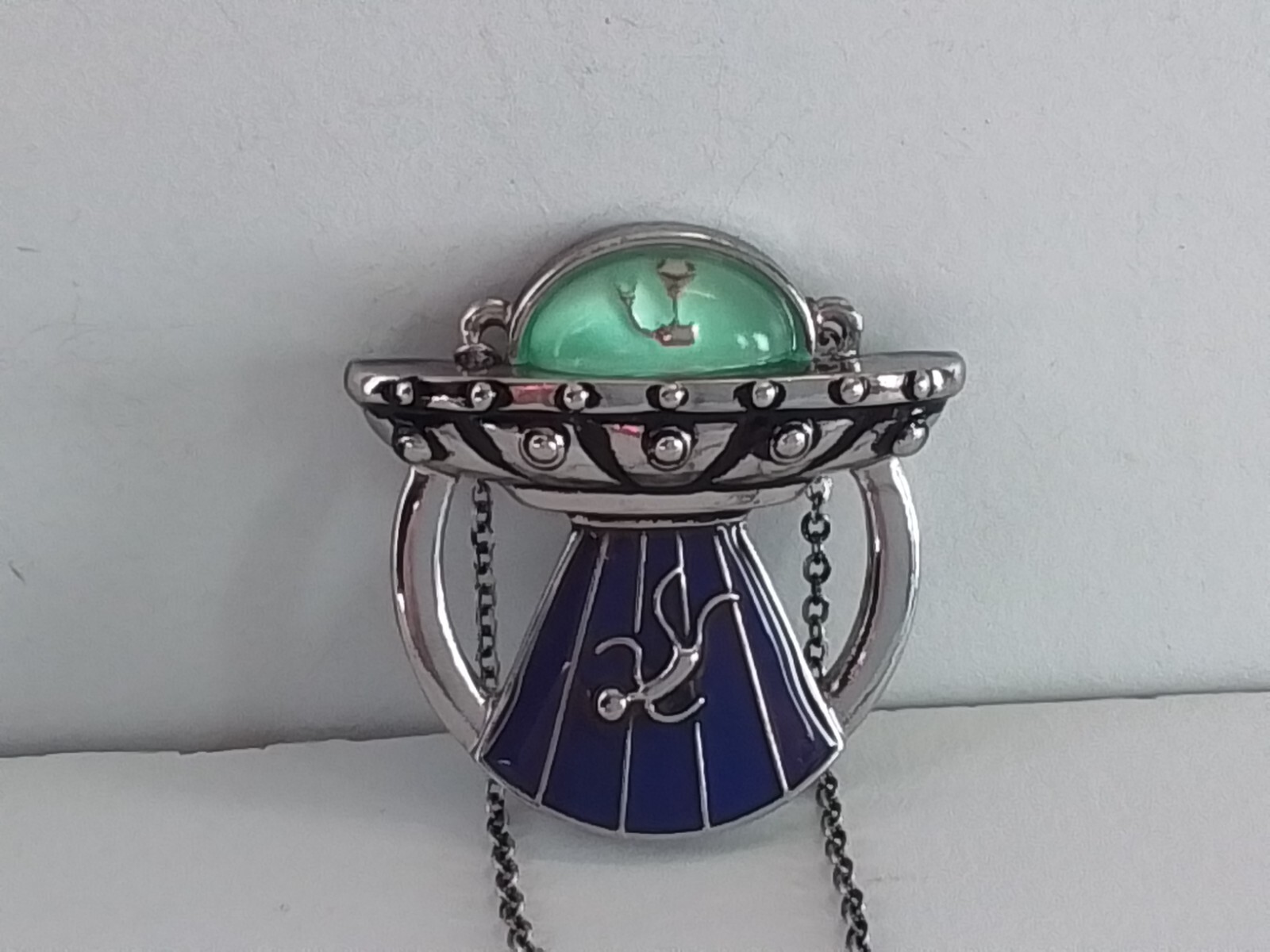 ALIEN ABDUCTION FLYING SAUCE SILVER TONE PENDANT NECKLACE (CHANGES COLORS)