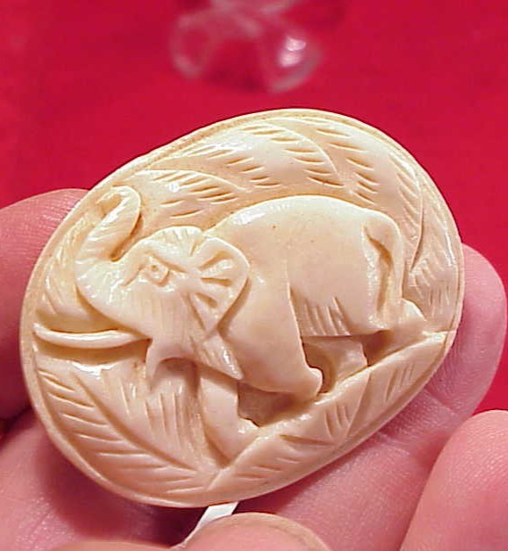 VINTAGE 1 7/8 X 1 3/8in HAPPY ELEPHANT BROOCH TRUNK UP
