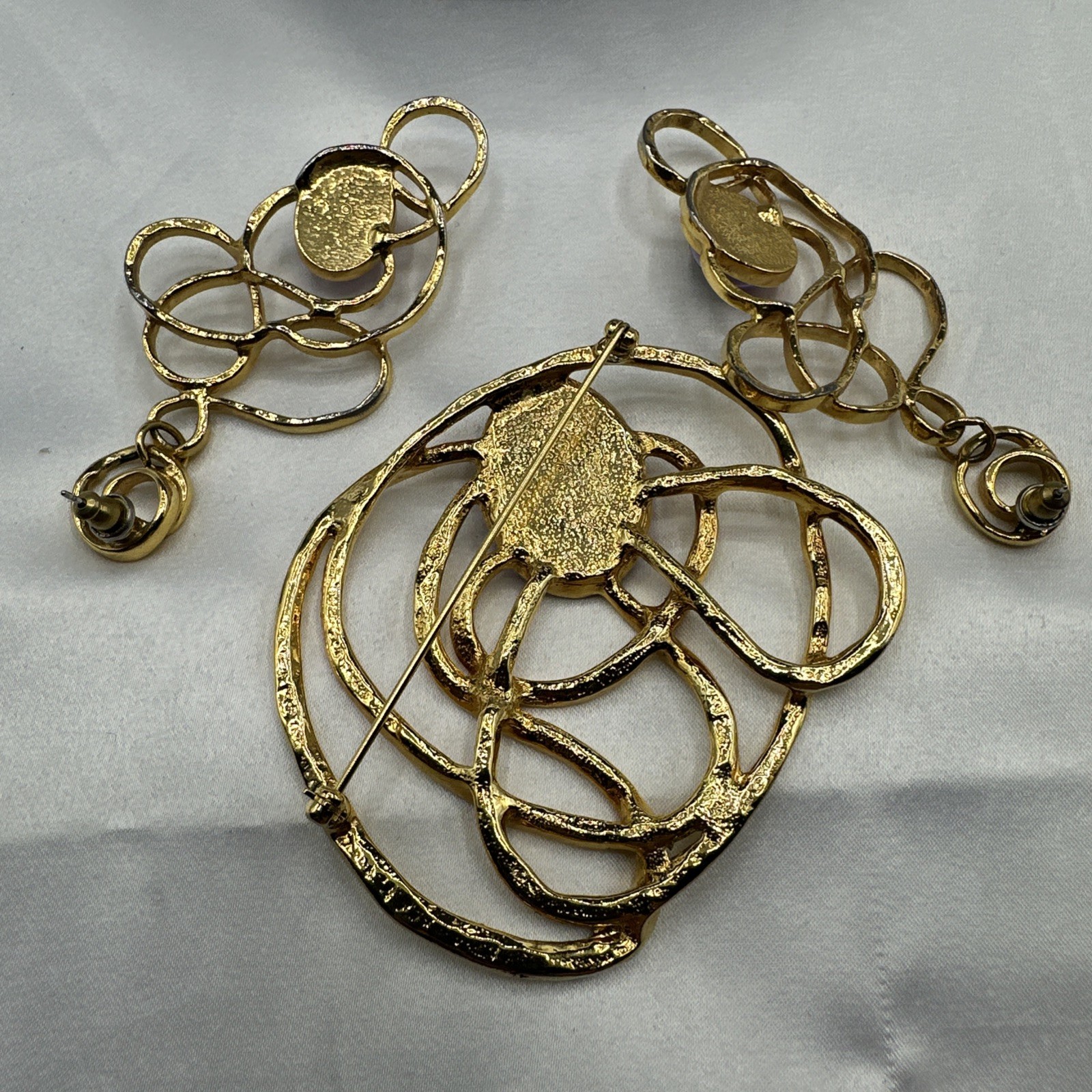 ‘92 Avon Swirl Wire Gold Tone Brooch and Earrings Set. Mint condition. See pics.