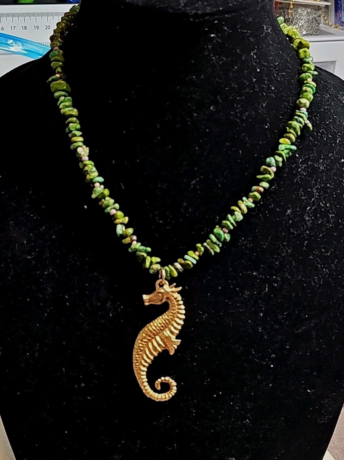 Green Turquoise Gemstone Necklace w Vtg Gold Tone Seahorse Pendant 18″ Lobster