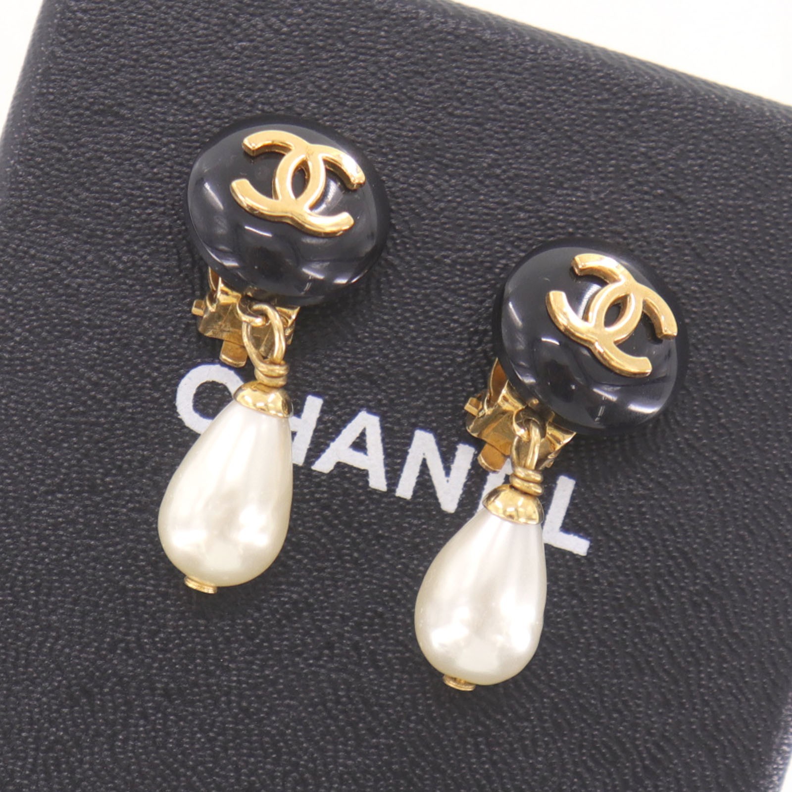 CHANEL CC Logos Pearl Swing Piercing Earrings Black Gold 96P Vintage Auth #BK494