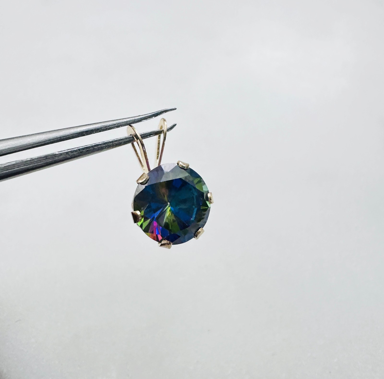 Solid 10K Yellow Gold 1.03ct (6.5mm) Round-cut Faux Mystic Topaz Pendant