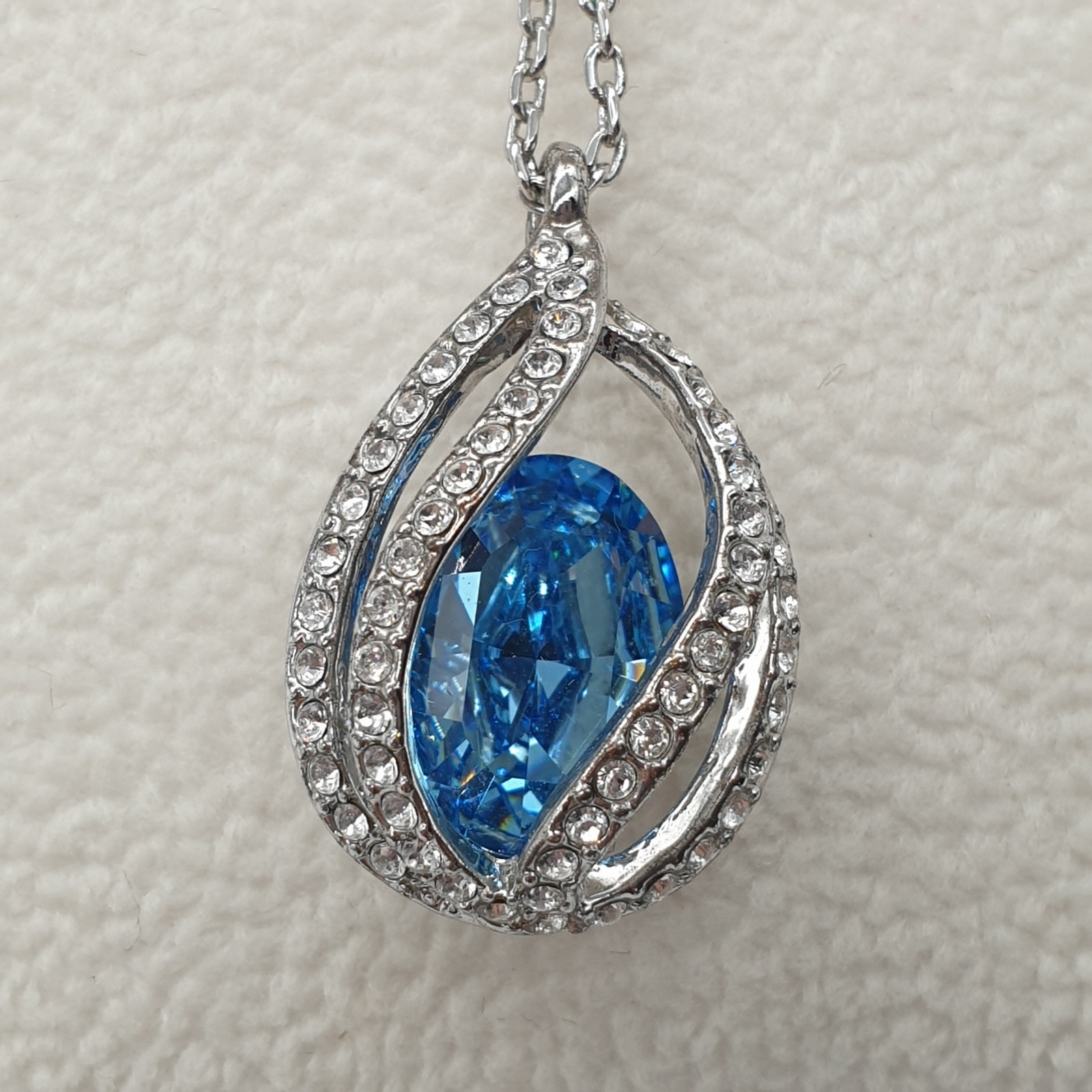 Qianse Necklace Boxed Unworn Blue Swarovski Crystal Pendant on Chain 51cm Silver