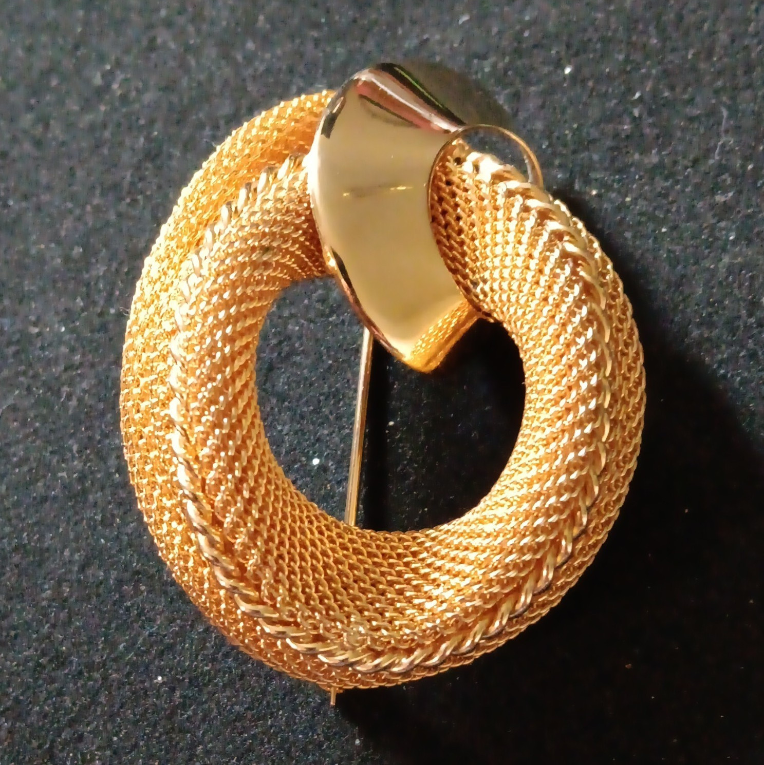 Coro Gold Tone Textured Mesh Round Circle Brooch Pin 2 in Metal Beauty Theme