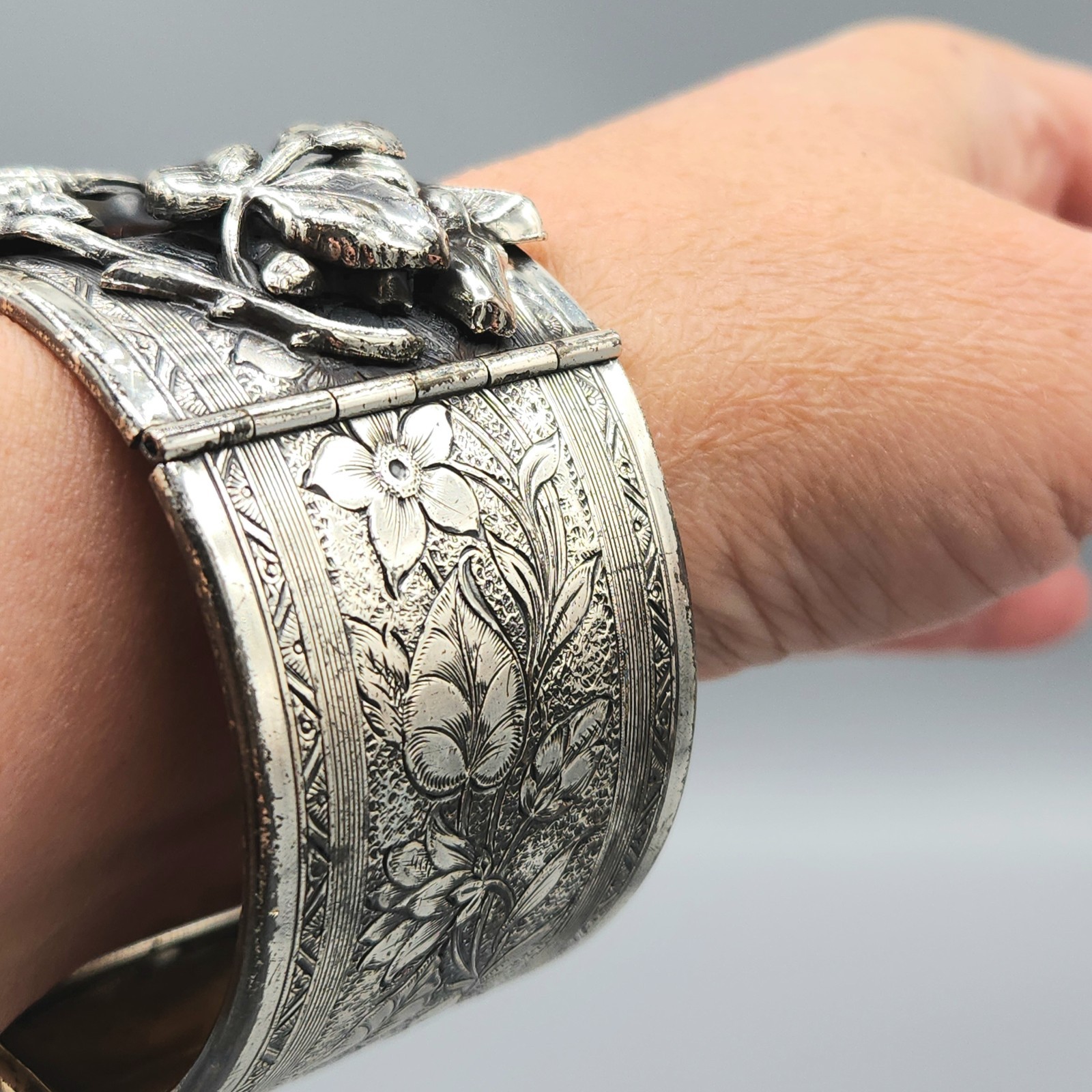 1960s Unsigned Whiting & Davis Gothic Repousse Silver Tone Cuff Bracelet 7″