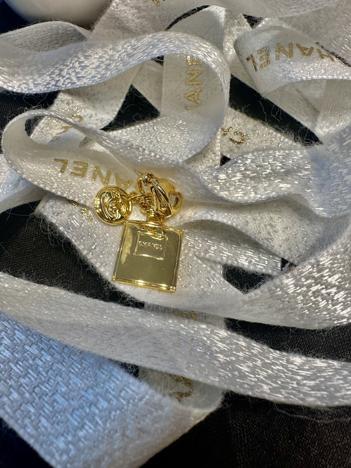 CHANEL Beauty Vip HOLIDAY CHANEL No 5 Gold Bottle Charm & Holiday Ribbon