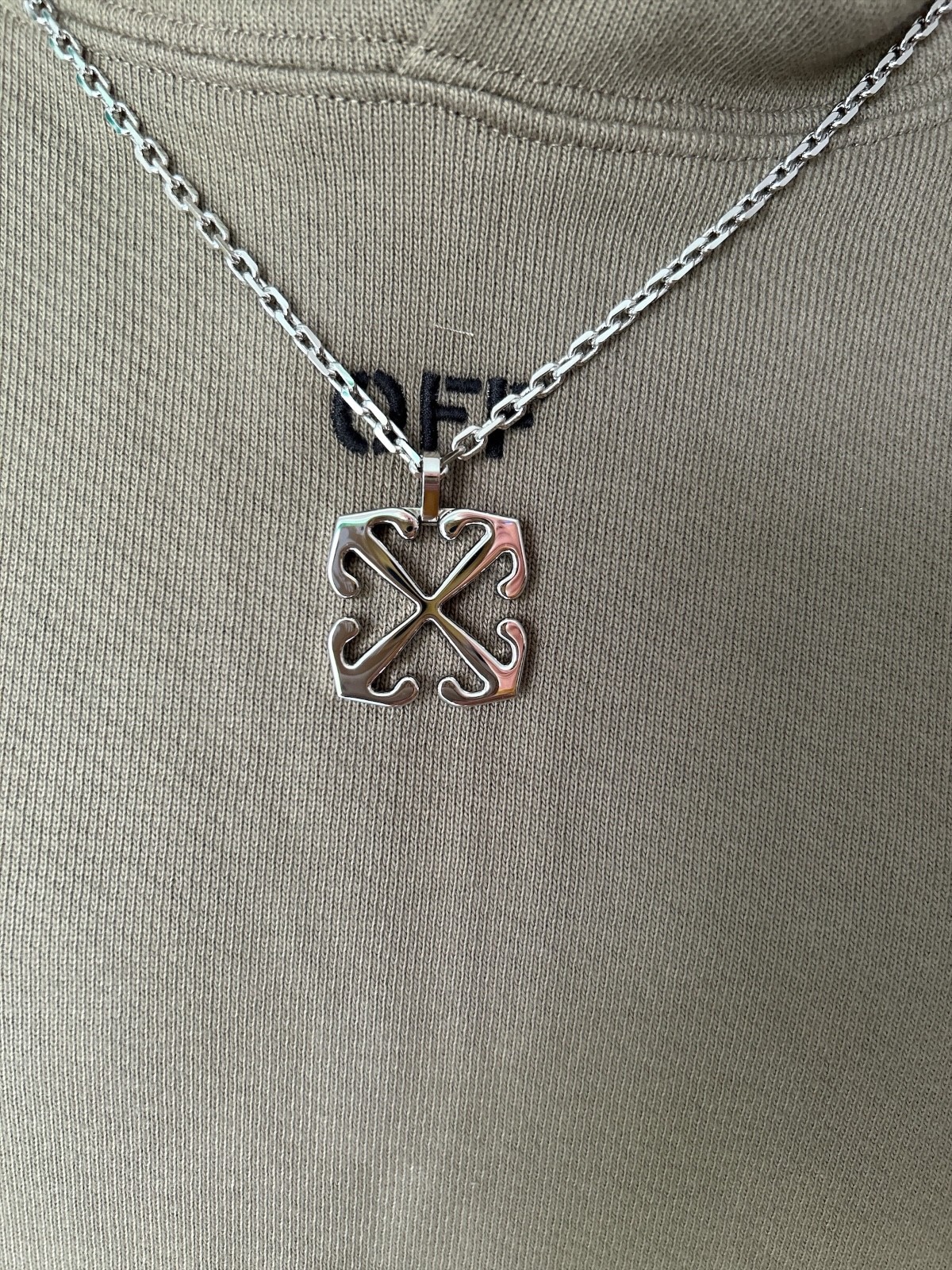 “OFF WHITE” SILVER NECKLACE BOXED WITH TAGS NEW, READY TO WEAR OFF WHITE ENAMEL