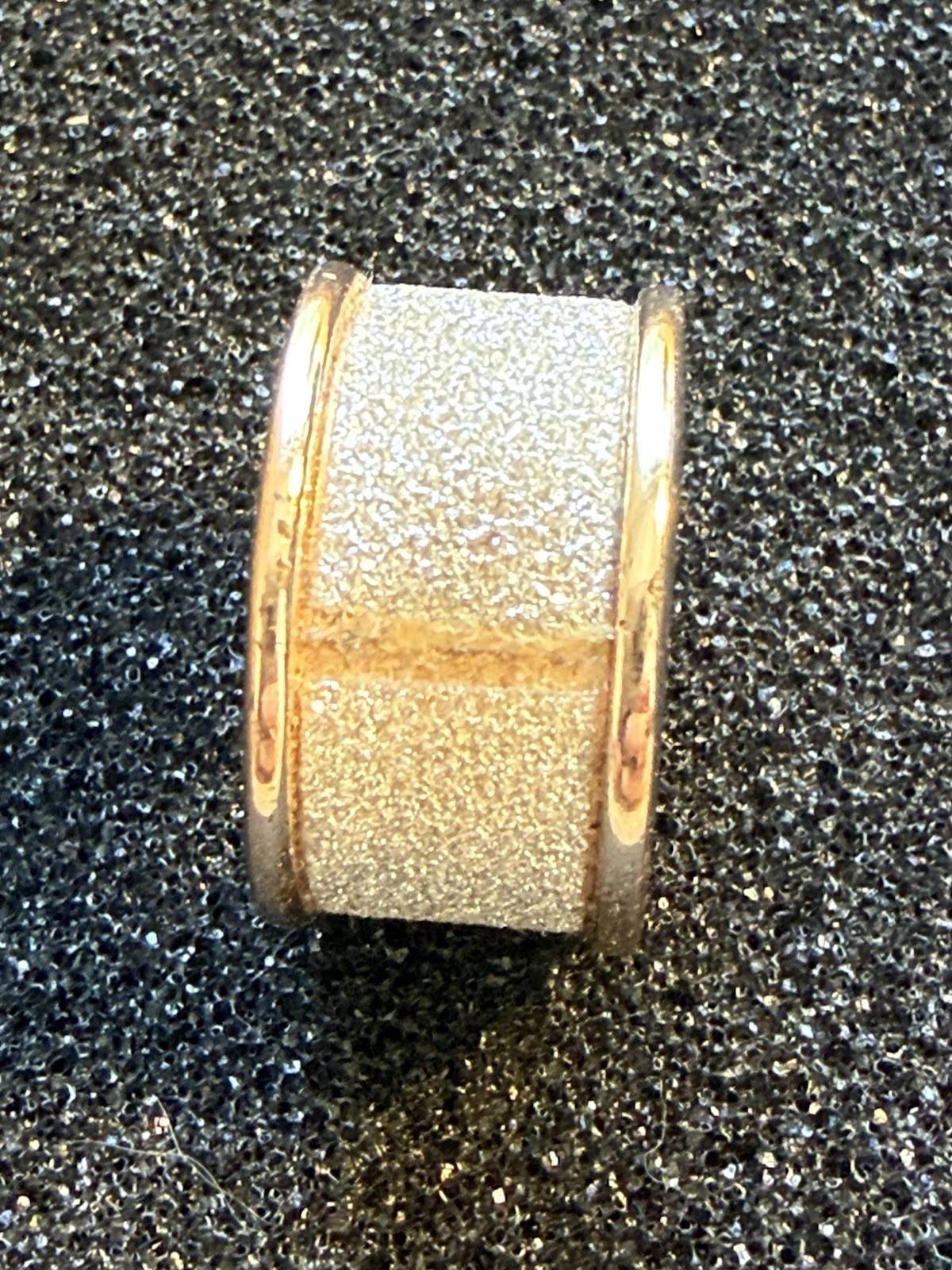 #7 Gold Tone Wide Band Ring Textured Center w/ Gold-Tone Edges Metal Size 7-7.5