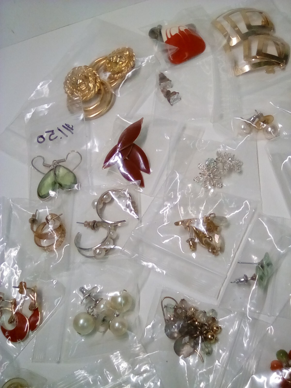 32 pair pierced fashion earrings (see pictures)