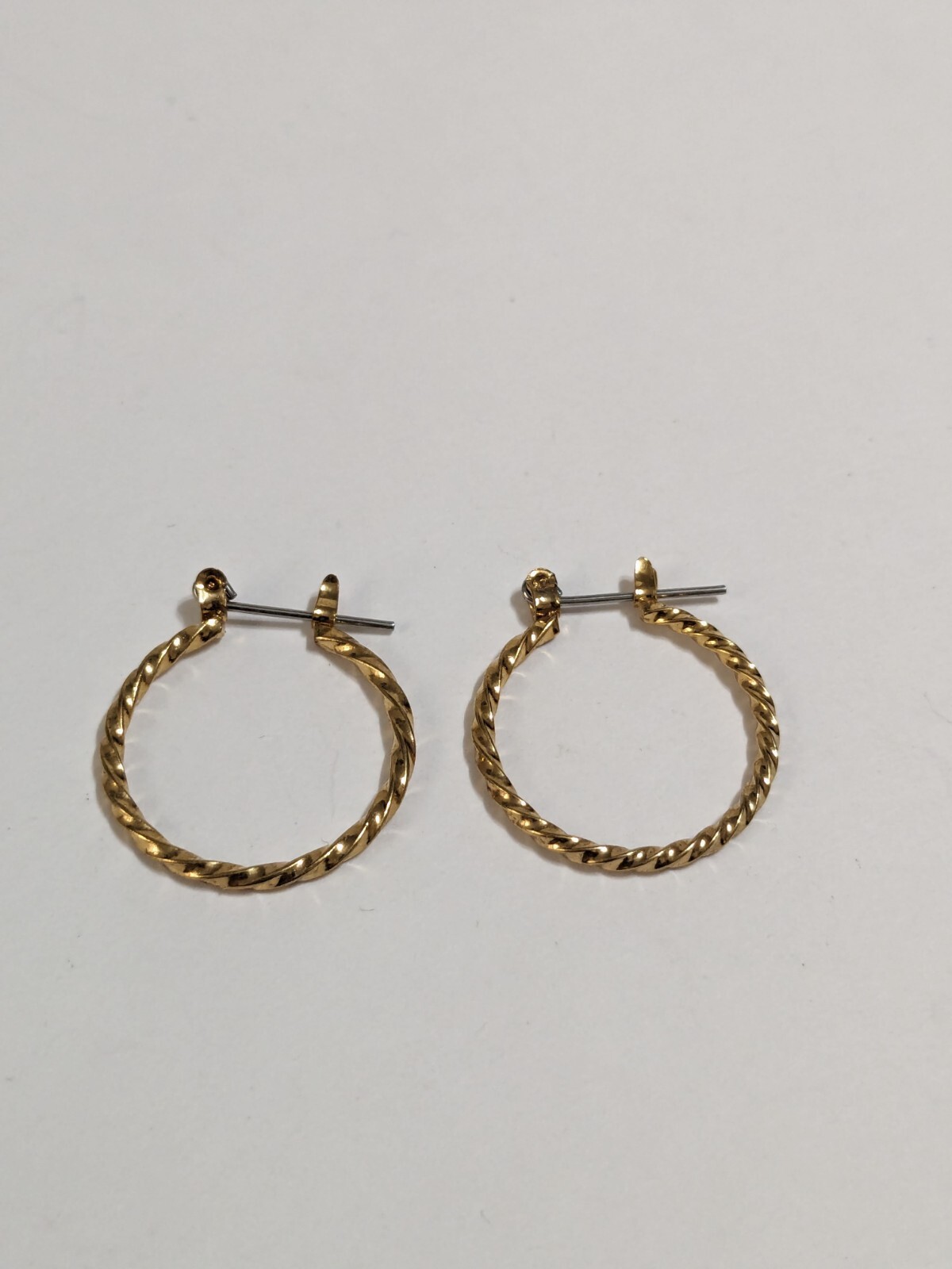 Gold Tone Textured Twisted Rope Hoop Earrings. 1″. Snap Lock. Classic. Western.