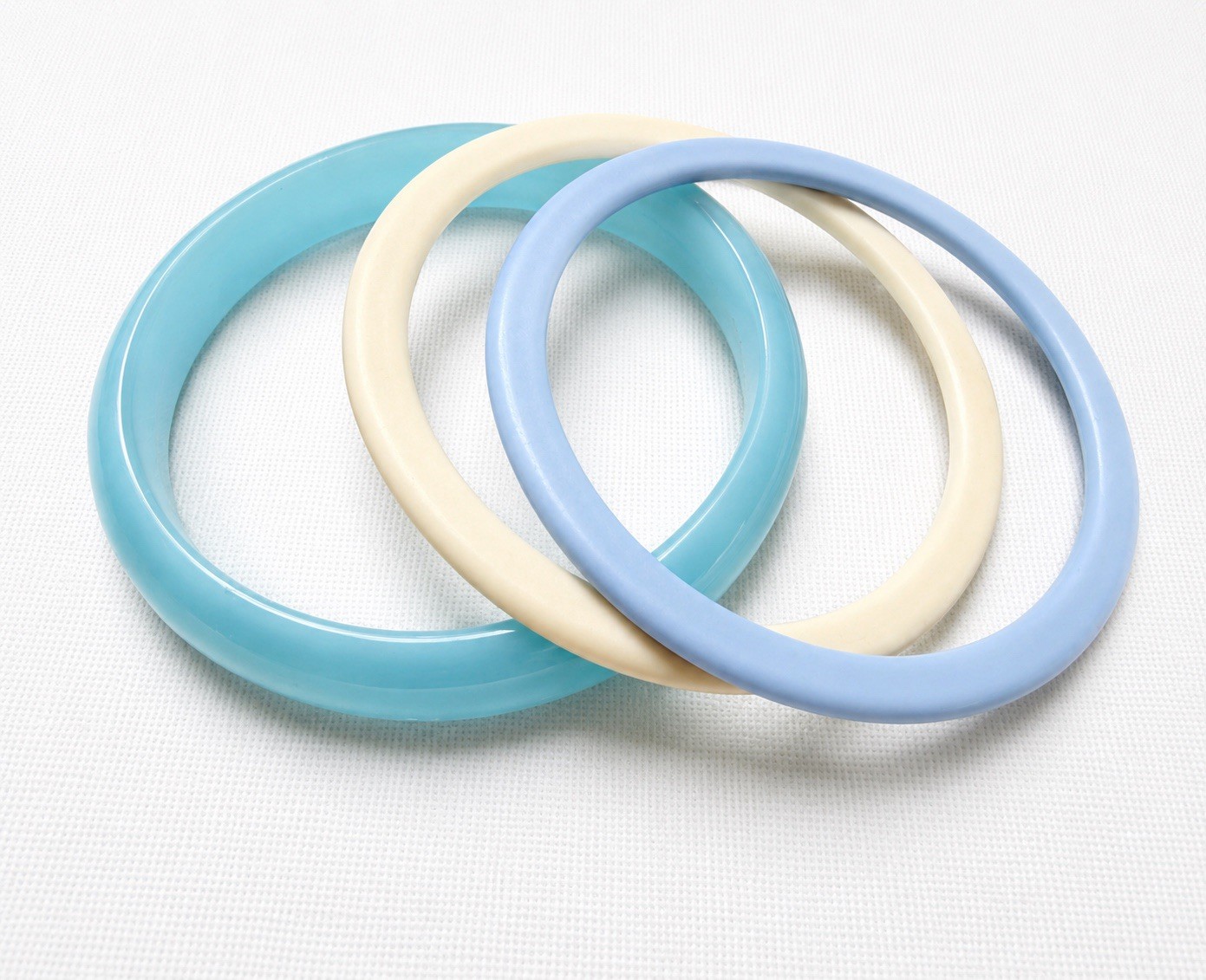 Vintage Lucite Acrylic Bangle Bracelet Set 3 Pastel Blue Ivory Chunky Stack