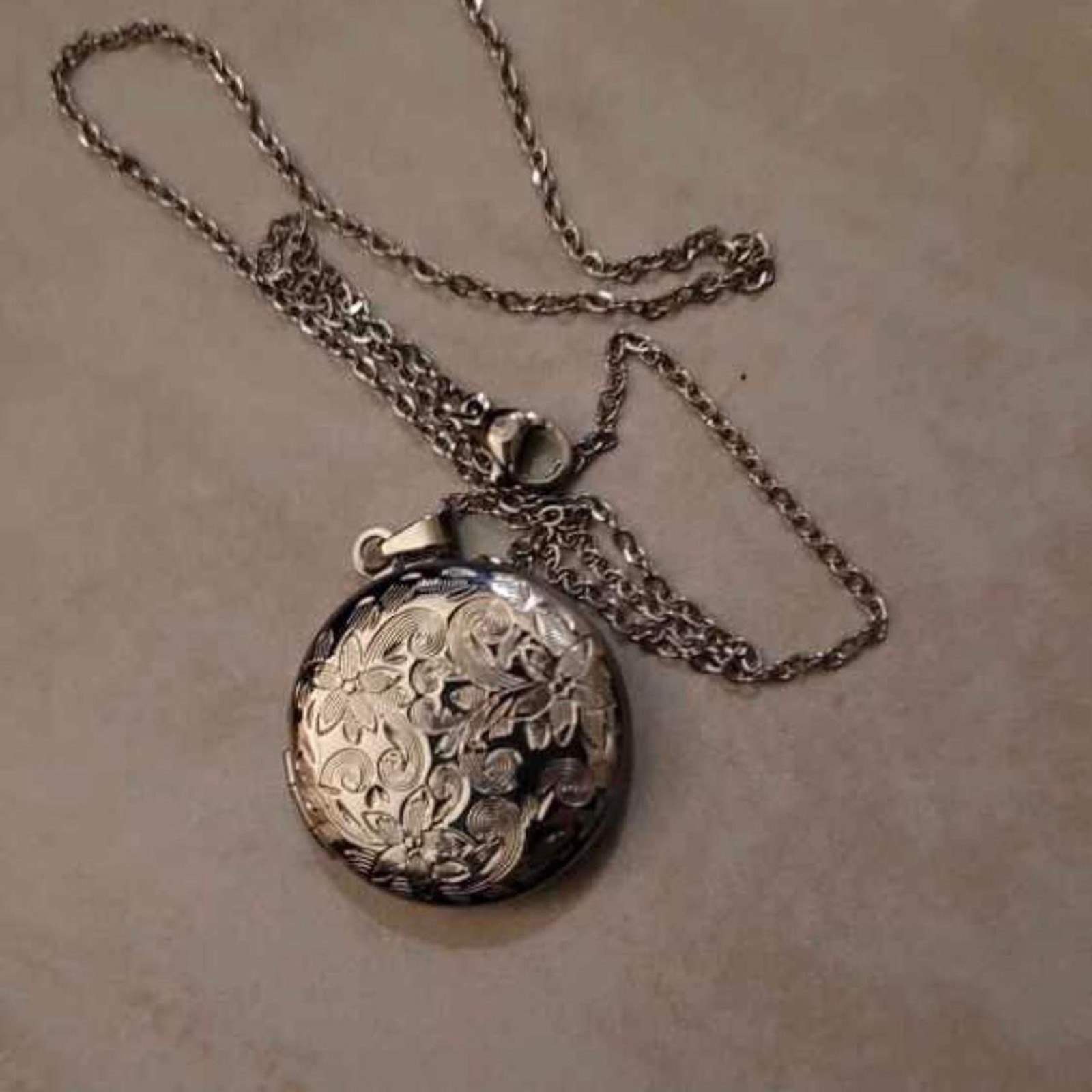 silver locket pendant chain necklace, 16-18 inches long #locketnecklace🌺🤍